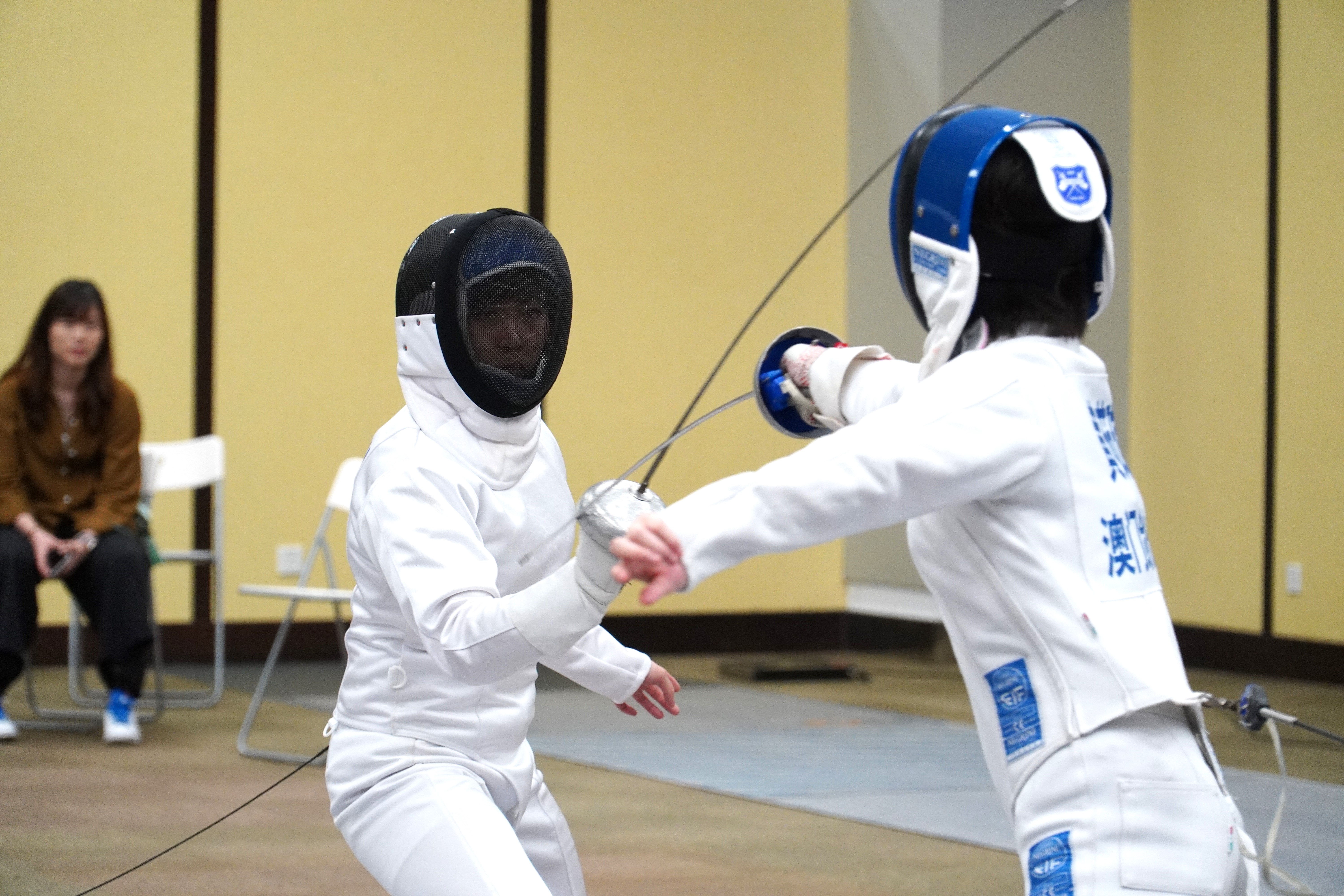 3 盧亦樂(圖左)險勝女子重劍冠軍.JPG